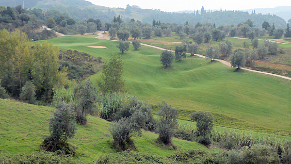 aufnahme des Aufstieges zum Gr&uuml;n der Bahn 12 Mountain Course Castelfalfi